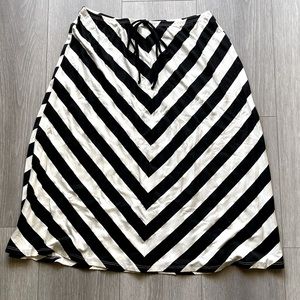 🟠 Black and white chevron stripe knee length midi skirt